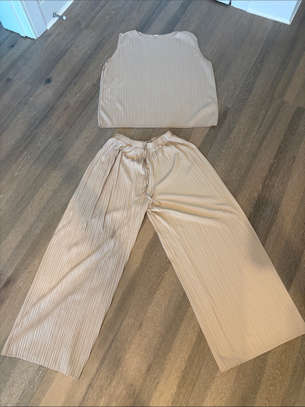 UNIQLO Wide-Leg Pleated Pant Set in Beige